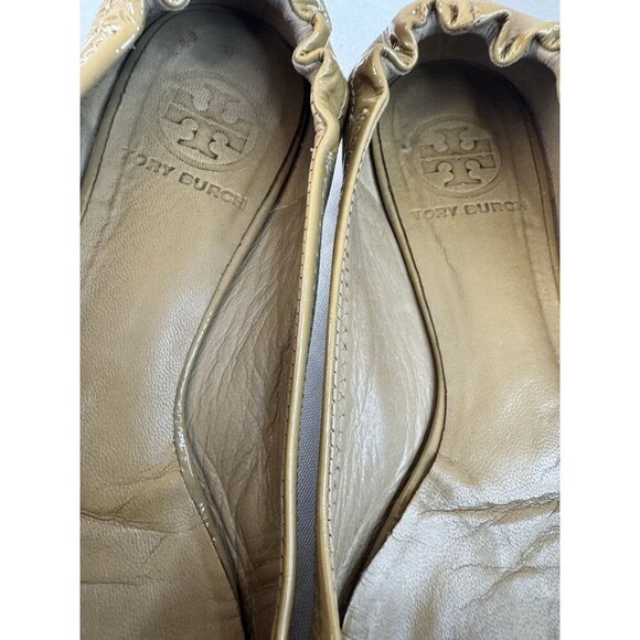 Tory Burch Reva Tan Patent Ballet Flats 8.5 Gold Logo Chic Luxe Classic Spot - Picture 3 of 16